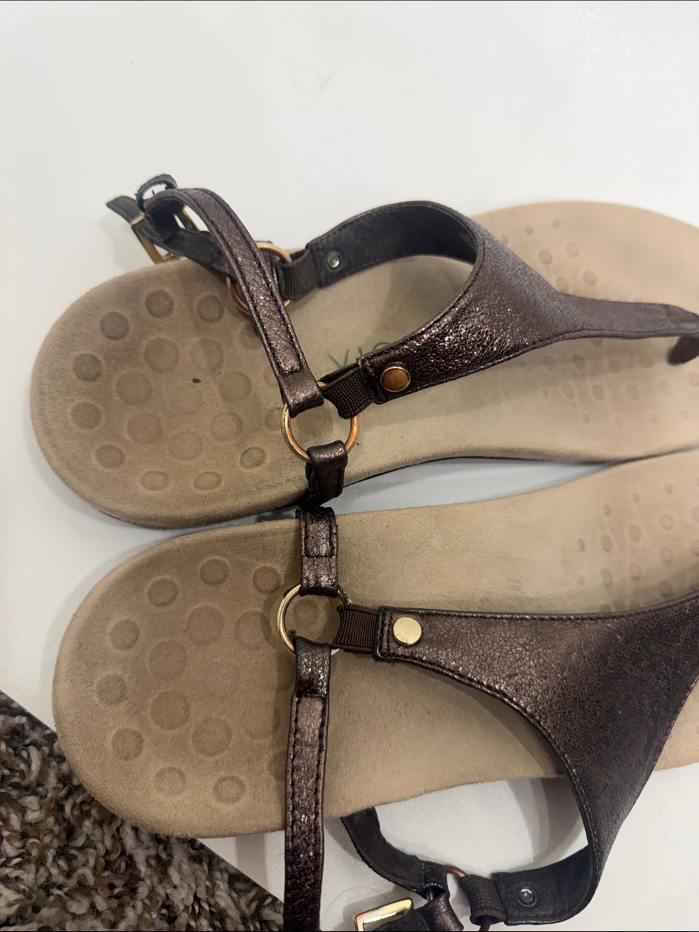 Vionic Kirra Metalic bronze leather thong sandals size 9 - Picture 10 of 10